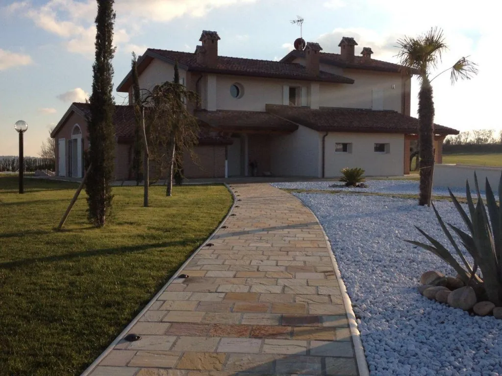 Villa a Mondolfo con viale di ingresso automatizzato